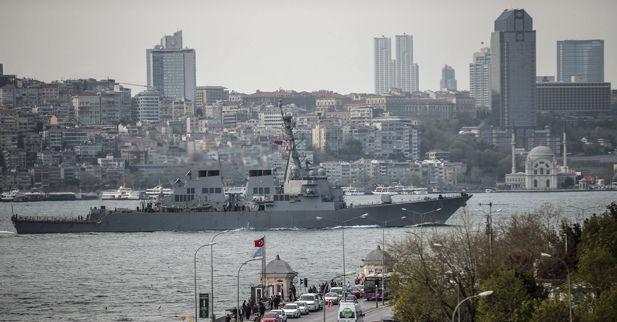 К украинским берегам плывет американский эсминец и десантный корабль НАТО