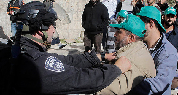 Протестующих на Храмовой горе в Иерусалиме исламистов разгоняют шумовыми гранатами