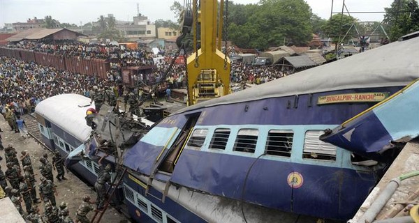 В Индии поезд сошел с рельсов, более 50 человек пострадали