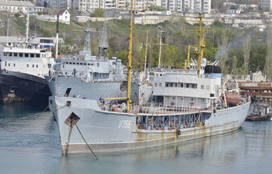 Из Севастополя вывели два украинских судна