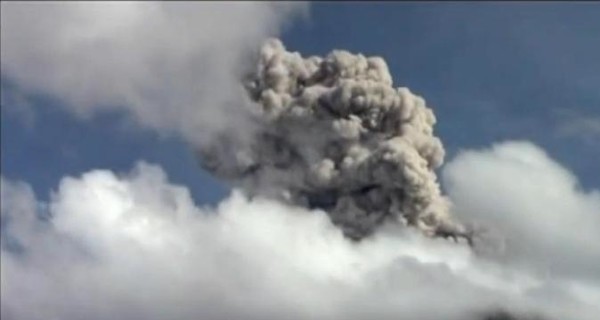 Власти Перу срочно эвакуируют людей из-за извержения вулкана Убинас