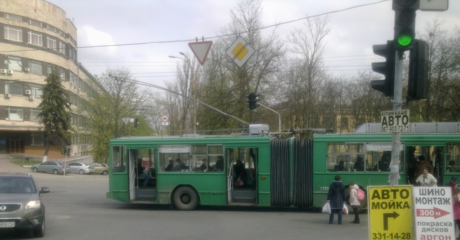 В Киеве пассажиров троллейбуса высаживают посреди перекрестка