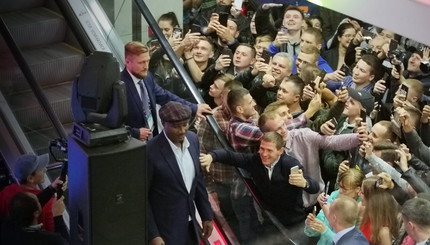 Британский боксер Леннокс Льюис, во время автограф-сессии звезд мирового бокса в ТРЦ Гуливер, в Киеве,