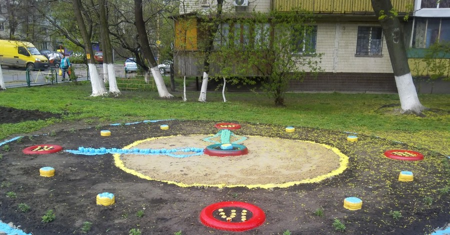 В киевском дворе появились цветочные часы
