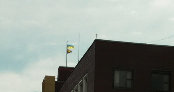 В Енакиево над горсоветом подняли украинский флаг 