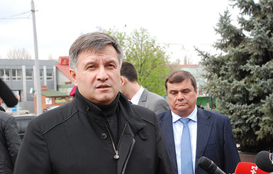 Аваков на Востоке Украины раздал подарки и одобрил действия правоохранителей  в Славянске