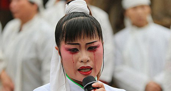 В Китае на похоронах для оплакивания усопших стали нанимать актеров 