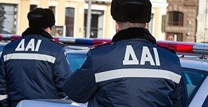 В Днепропетровске пьяный водитель тянул машиной сотрудника ГАИ