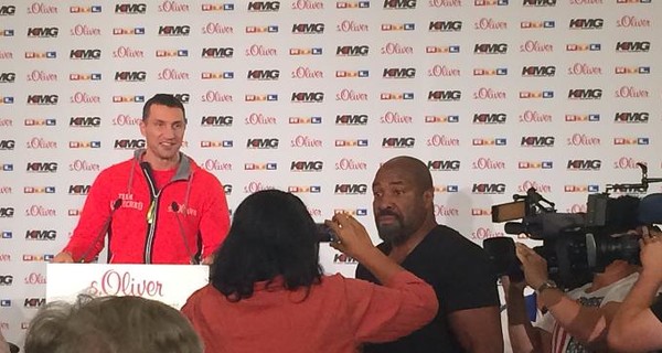 Бриггс разделся, пытаясь сорвать пресс-конференцию Кличко