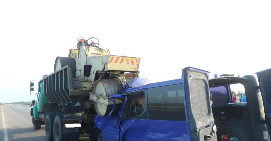 ДТП под Одессой: каток вывалился с грузовика и раздавил водителя