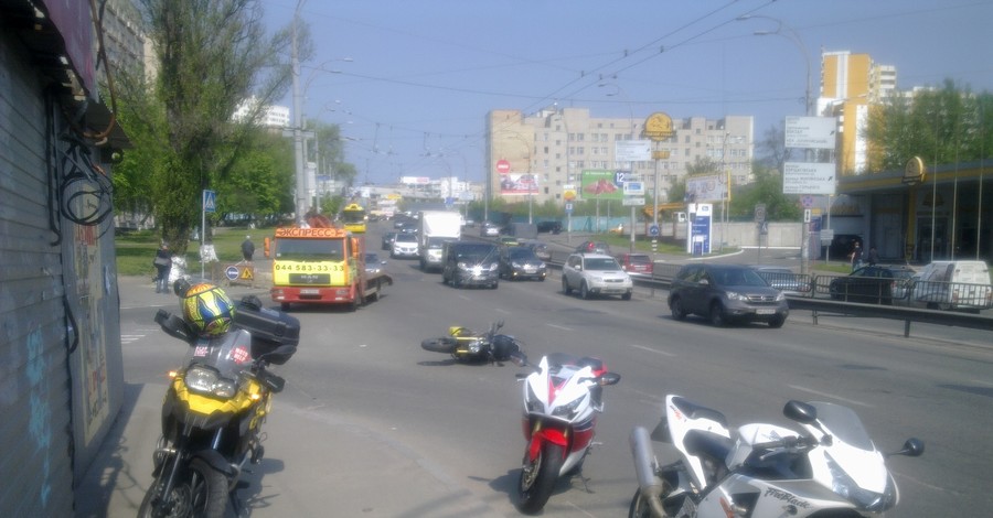 В Киеве маршрутка протаранила мотоцикл