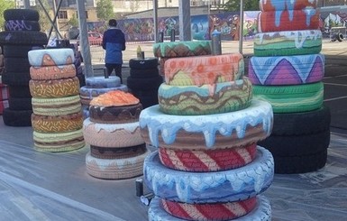 В Киеве сделали торты и пончики из шин