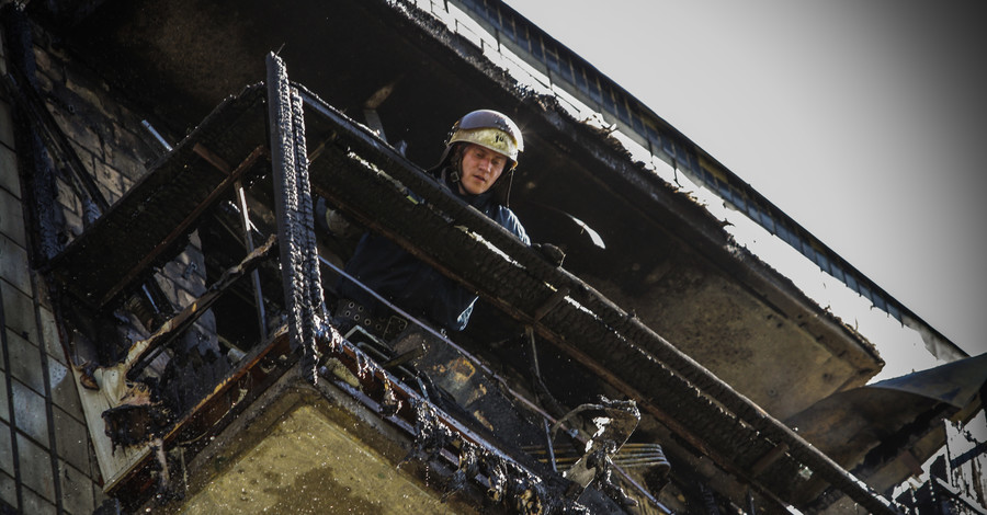 В Киеве из-за пожара возник 9-этажный водопад