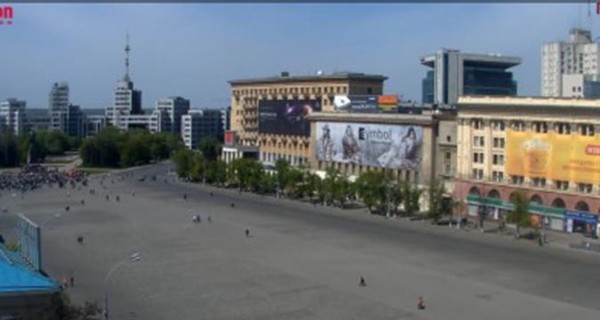 В Харькове неизвестные порвали флаг Украины и начали фотографироваться на его фоне