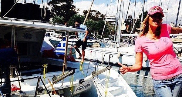 Яна Клочкова устроила танцы на яхте в Греции