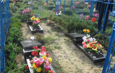 В Сумской области 19-летний парень разрушил 30 надгробных памятников