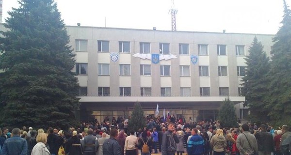 В Луганске митингующие взяли в осаду областное управление МВД