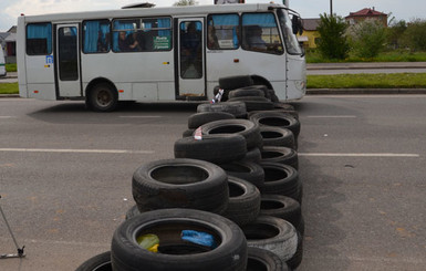 На въездах во Львов активисты выставили баррикады из шин
