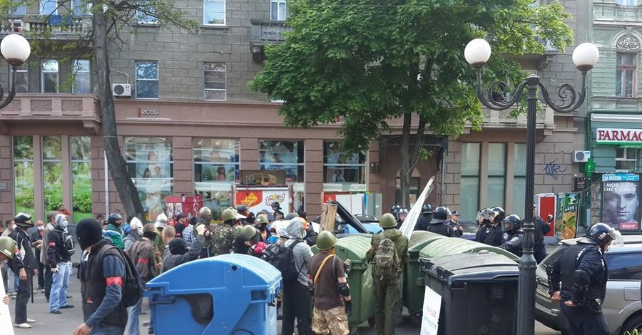Беспорядки в Одессе: протестующих разделили кордоны милиции