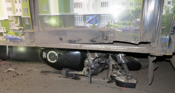 В Киеве мотоциклист залетел под маршрутку, два человека погибло
