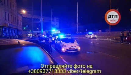 В Киеве авто влетело в отбойник