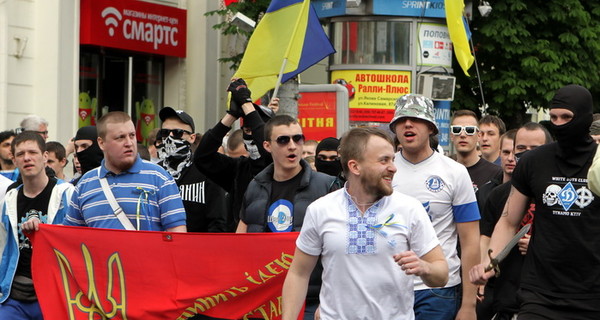 В Днепропетровске прошло шествие фанатов в вышиванках