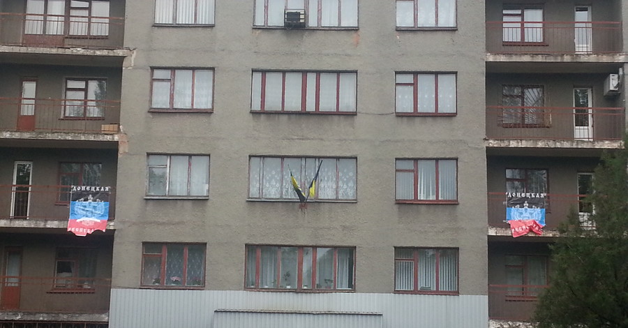 В Кировском шахтеры сняли украинский флаг с исполкома и требуют референдум