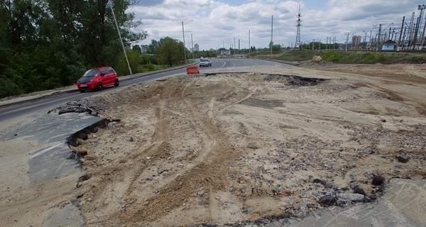В Киеве на дороге появилась яма диаметром в 15 метров