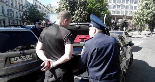 По Киеву разъезжало авто с автоматом в салоне