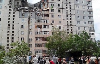 Жильцов взорвавшегося в Николаеве дома эвакуируют по автолестницам
