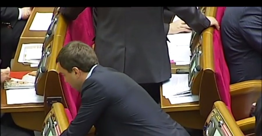 Депутат Андрей Иванчук проголосовал сразу за пятерых