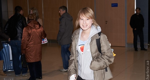 Харьковчанка, выжившая после взрыва многоэтажки, снова пошла в школу