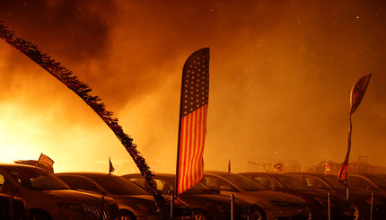 В Калифорнии пожар уничтожил две тысячи зданий