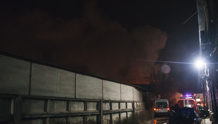 В Киеве горят склады