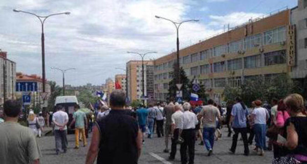 Митингующие в Донецке пошли к  резиденции Ахметова