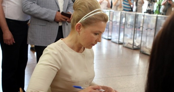 Голосование политиков: Тимошенко показала миру мужа, Яценюк пропускал пенсионеров вперед и шутил
