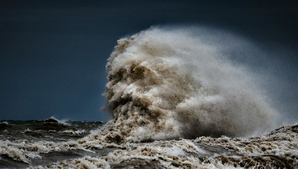Пугающая красота: фотограф снял шторм на канадском озере