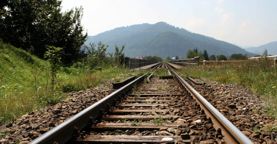 В Донецкой области восстановили участок железной дороги после взрыва