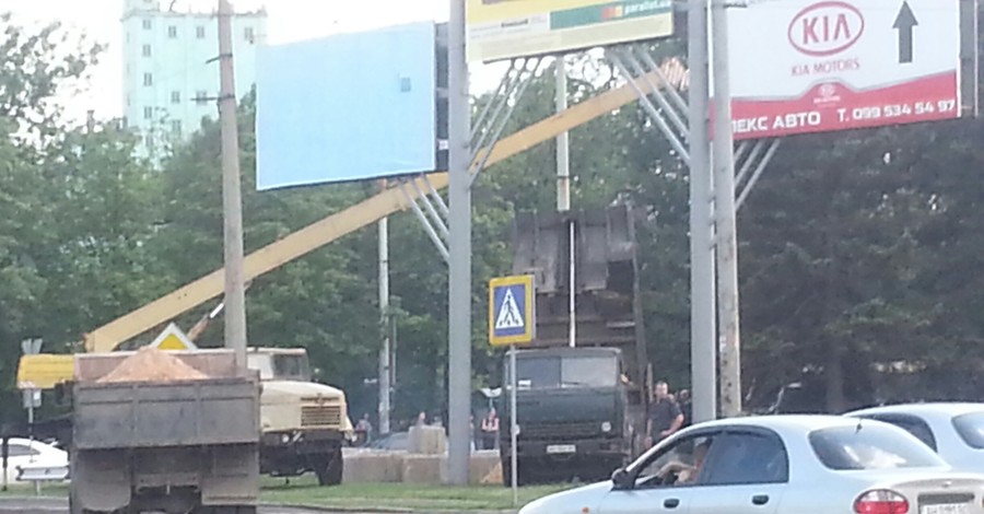 В Донецке укрепляют границы и отмечают выпускные балы