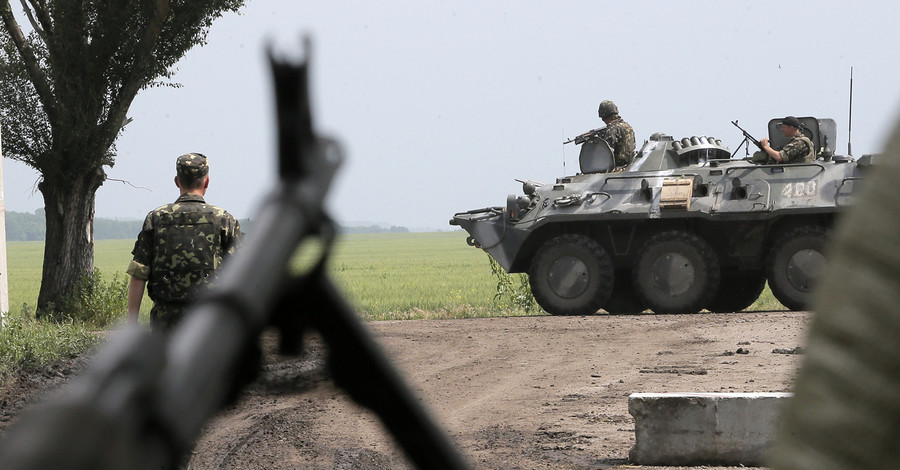 В Луганске погранотряд обстреливают из гранатомета и готовятся к штурму