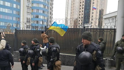 Митинг в Одессе: местные жители требуют встречи с российским консулом 