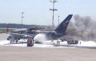 В московском аэропорту вспыхнул самолет
