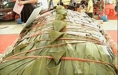 В Китае приготовили гигантский пельмень весом 190 килограммов