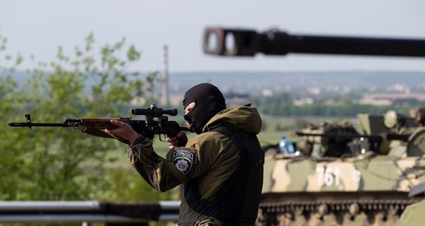 Сотни вооруженных людей штурмуют часть Нацгвардии в Луганске