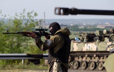 Сотни вооруженных людей штурмуют часть Нацгвардии в Луганске