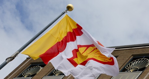 В Нидерландах на заводе компании Shell - крупный пожар