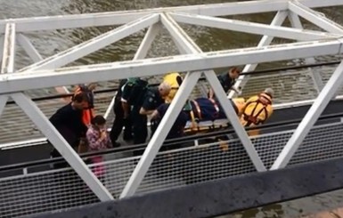 В Лондоне теплоход с пассажирами врезался в мост
