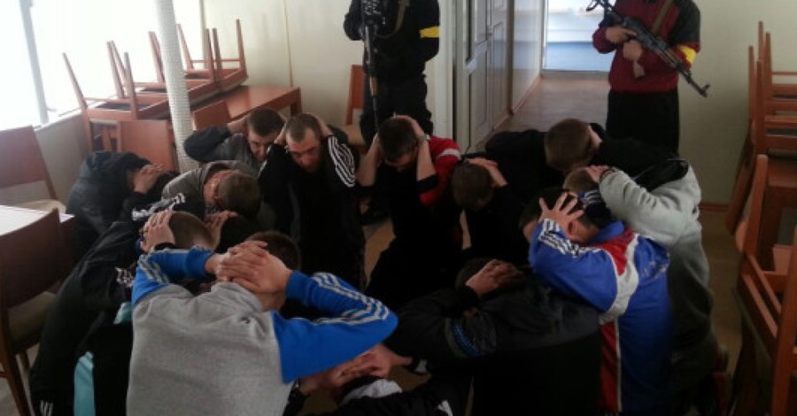 В Луганске ополченцы взяли под контроль авиаремонтный завод