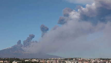  В Италии извергается вулкан и трясет Сицилию