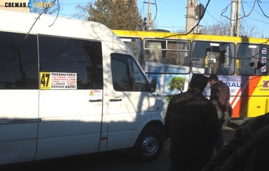 В Одессе маршрутка протаранила троллейбус